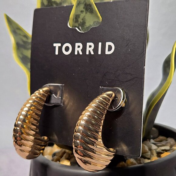 NEW!!! Ridge Half Dome Bold Gold Tone Statement Earrings - Picture 2 of 4